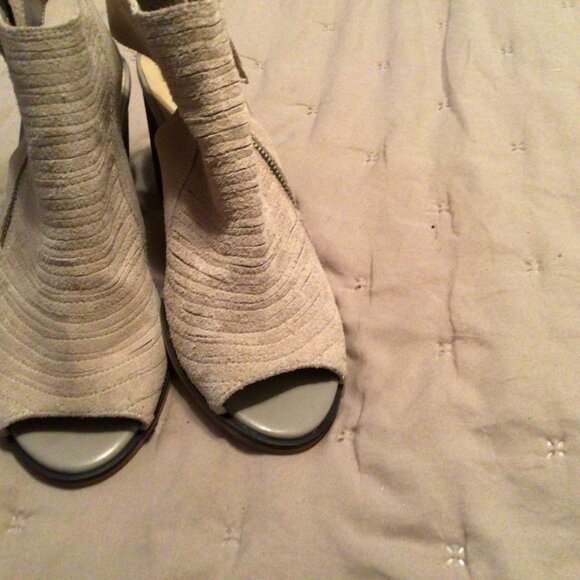 Bella Vita  Size 7.5 Beige Suede - Picture 1 of 5